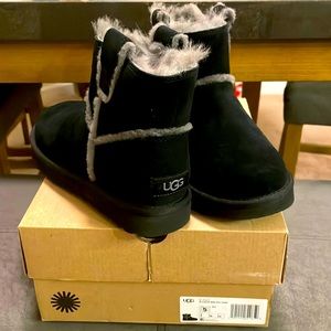 COPY - Ugg w classic mini spill seam runs small